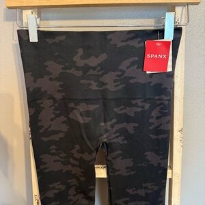 NWT SPANX Look At Me Now Black Camo Leggings Size M Women